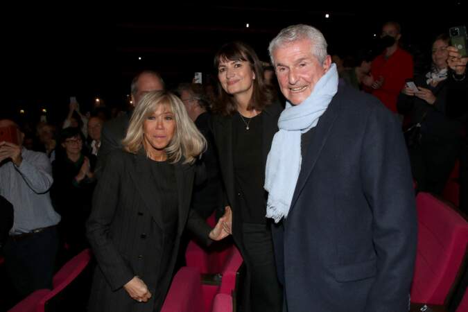 Brigitte Macron, Claude Lelouch et sa compagne Valérie Perrin prennent la pose après la représentation du spectacle symphonique "Claude Lelouch - D'un film à l'autre", au Palais des Congrès de Paris le 14 novembre 2022. 