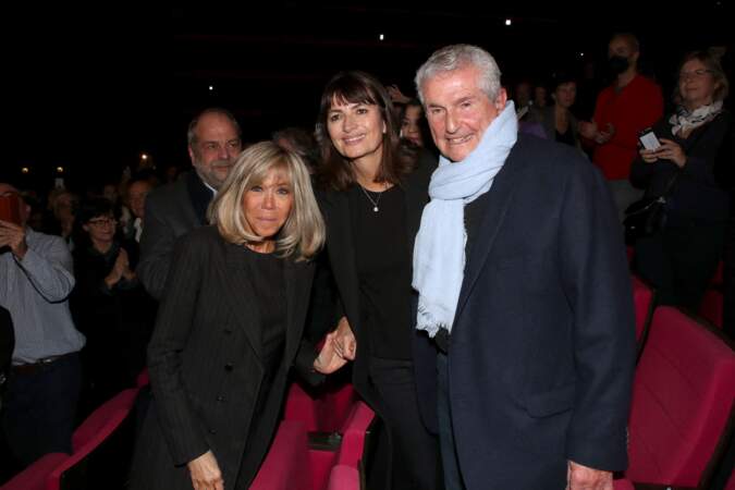 Brigitte Macron, Claude Lelouch et sa compagne Valérie Perrin souriants après la représentation du spectacle symphonique "Claude Lelouch - D'un film à l'autre", au Palais des Congrès de Paris le 14 novembre 2022. 