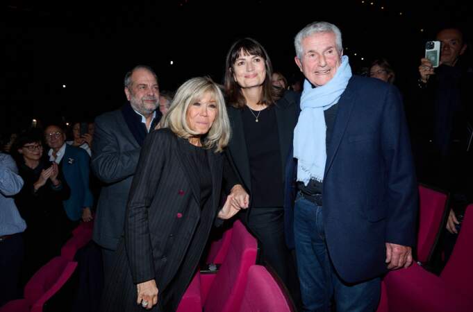 Brigitte Macron, Claude Lelouch et sa compagne Valérie Perrin acceptent de poser pour les photographes après la représentation du spectacle symphonique "Claude Lelouch - D'un film à l'autre", au Palais des Congrès de Paris le 14 novembre 2022. 