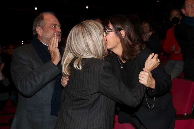 Brigitte Macron embrasse la compagne de Claude Lelouch, Valérie Perrin après la représentation du spectacle symphonique "Claude Lelouch - D'un film à l'autre", au Palais des Congrès de Paris le 14 novembre 2022. 