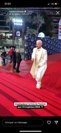 M Pokora très élégant dans un costume blanc lors de son arrivée à la 24ème cérémonie des NRK Music Awards à Cannes, le vendredi 18 novembre
