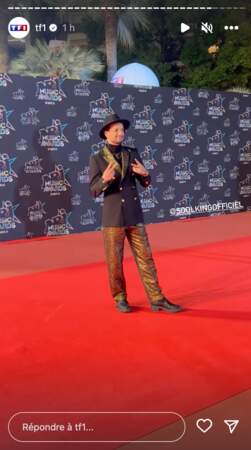 Soolking ose le mix & match veste blazer noir et pantalon doré métallisé sur le tapis rouge de la 24ème cérémonie des NRJ Music Awards à Cannes, le vendredi 18 novembre 2022