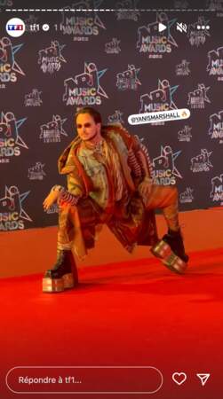 Yanis Marshall enflamme le tapis rouge perché sur des bottines en cuir à plateforme lors de la 24ème édition des NRJ Music Awards à Cannes, le vendredi 18 novembre 2022
