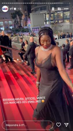 Aya Nakamura glamour dans une longue robe ornée de dentelle noire et au décolleté vertigineux lors de la montée des marches de la 24ème édition des NRJ Music Awards à Cannes, le vendredi 18 novembre 2022