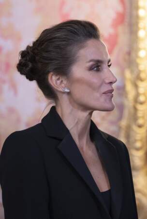 Letizia d'Espagne dégage son visage grâce à une coiffure nouée et torsadée  au Palais royal à Madrid, le 20 novembre 2022