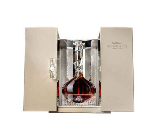 Grande Cuvée Grand Marnier, Cuvée Quintessence degré d’alcool 40° (82% cognac, 18% liqueur d’orange), Grand Marnier, 2 700€ 70cl et coffret