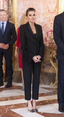 Letizia d'Espagne fait sensation grâce à un costume créé à partir de plumes d'autruches et signé Pertegaz à Madrid, le 20 novembre 2022