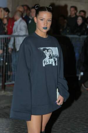Adèle Exarchopoulos arrive au défilé Fenty x Puma avec une bouche bleutée et deux chignons de chaque coté de sa tête et un simple long sweat, le 28 septembre 2016