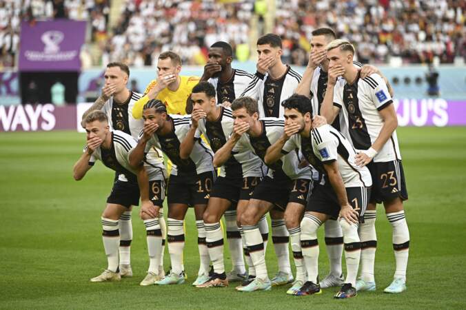 Les joueurs allemands se sont bâillonnés en signe de protestation avant leur premier match de Coupe du monde, le 23 novembre 2022