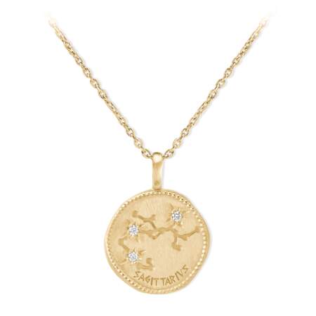 Médaille constellations astro "sagittaire" en plaqué or et strass, Atelier Aismée, 58€ sur aismee.fr