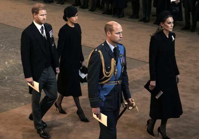 William, Kate, Harry, et Meghan Markle, lors de la procession cérémonielle du cercueil de la reine Elisabeth II du palais de Buckingham à Westminster Hall à Londres, le 14 septembre 2022. 