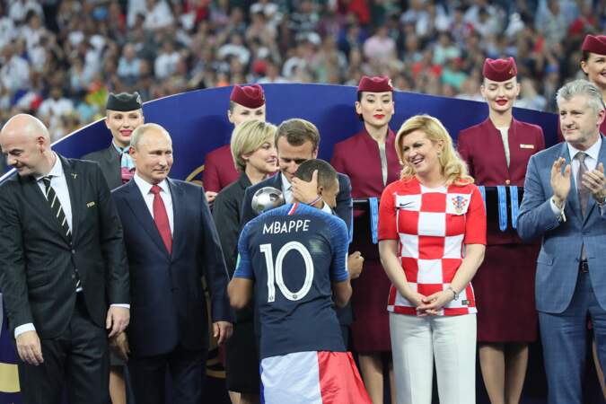 Emmanuel Macron embrasse Kylian M'bappé après la victoire des Bleus à la coupe du monde 2018 en Russie
