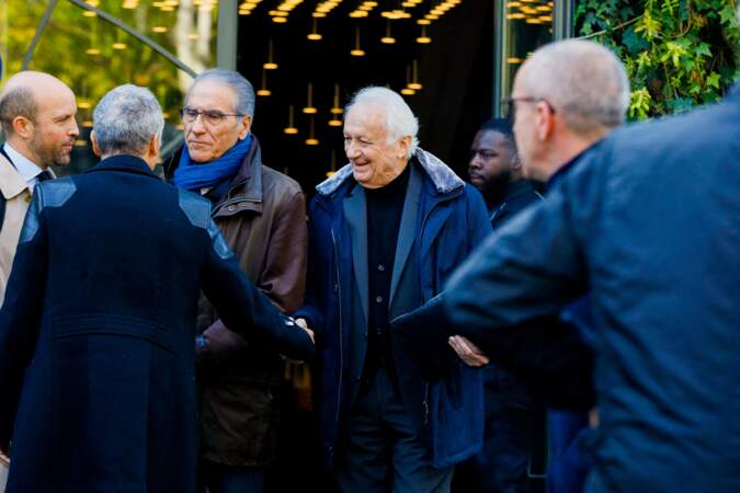 Nagui saluant l'ancien journaliste d'Antenne 2, Jean-Marie Cavada, à la sortie de l'hommage à Pascal Josèphe au Studio Gabriel à Paris, le 25 novembre 2022.