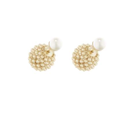 Boucles d'oreilles Dior Tribales en métal finition dorée et perles en résine blanche, Dior, 650€