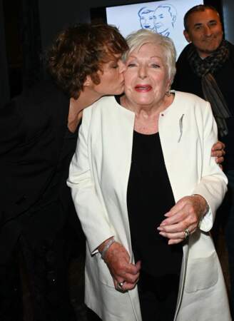 Un baiser d'Anne Le Nen, la femme de Murielle Robin, pour Line Renaud, qui a animé la remise annuelle du prix “Fonds de dotation Line Renaud-Loulou Gasté” en faveur de la recherche médicale, lundi 21 novembre 2022.  