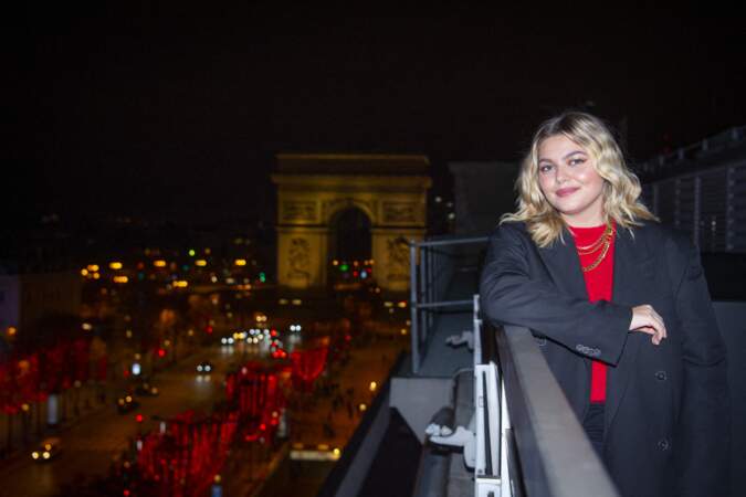 Louane et son carré blond wavy signature lors de l'inauguration des illuminations des Champs-Élysées, fin 2020