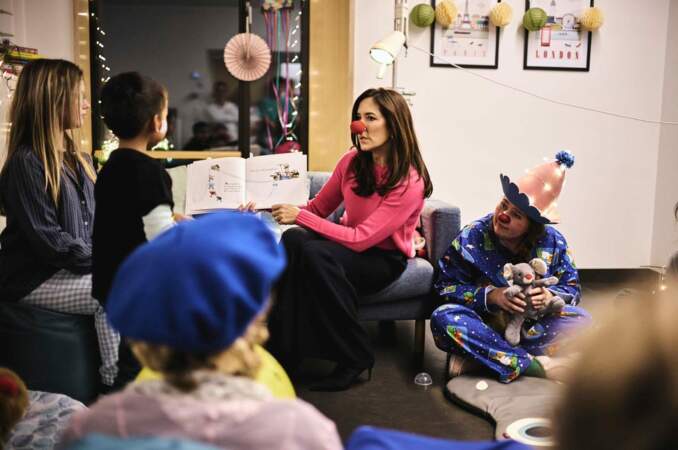 Mary de Danemark a lu des histoires à des enfants hospitalisés au côté de l'association de clowns Danske Hospitalsklovne le 22 novembre 2022.