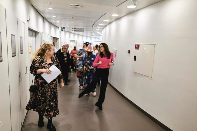 Dans les couloirs de l'hôpital Herlev, Mary de Danemark a répandu un peu de bonne humeur aux côtés de clowns bénévoles mardi 22 novembre 2022.