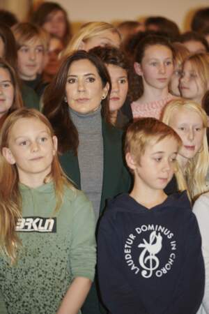 La princesse Mary de Danemark entourée d'écoliers à l'hôtel de ville de Copenhague, le 23 novembre 2022.