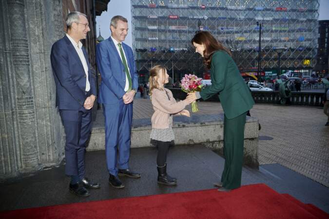 Mary de Danemark a reçu des fleurs de la part d'une petite fille devant l'hôtel de ville de Copenhague, Danemark, mercredi 23 novembre 2022.
