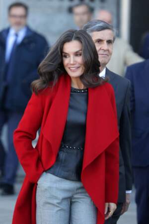 Letizia d’Espagne recycle un long manteau rouge de la marque Hugo Boss à Madrid, le 28 novembre 2022
