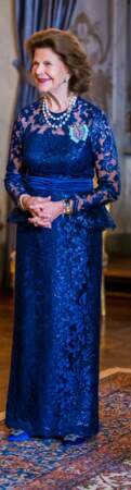 La reine Silvia est rayonnante avec un total-look bleu électrique à Stockholm, le 29 novembre 2022