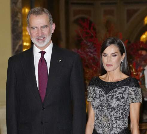 Letizia d’Espagne s'accorde à son époux le roi Felipe VI, en noir, à Madrid le 29 novembre 2022