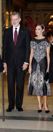 Letizia d’Espagne est renversante avec sa robe noire aux broderies métallisées, une création signée Felipe Varela le 29 novembre 2022