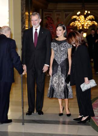 Felipe VI et Letizia d’Espagne posent ensemble devant l'hôtel Westin Palace à Madrid, le 29 novembre 2022
