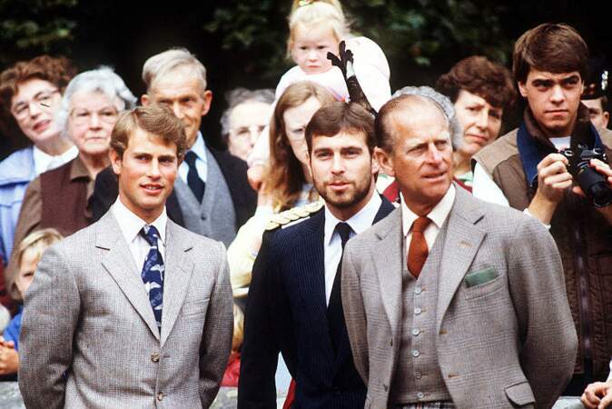 Le prince Philip, duc d'Edimbourg, et ses fils le prince Edward et le prince Andrew, portant la barbe, à Balmoral, le 15 août 1983.