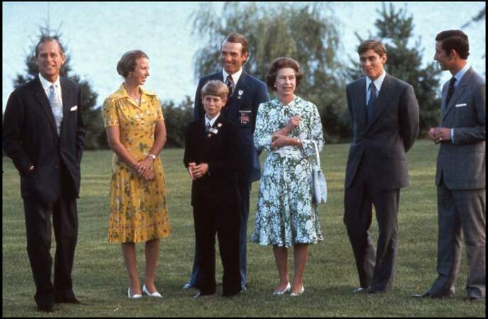Le prince Andrew, adolescent, pose entre sa mère et son grand frère Charles, ainsi qu'avec son père, sa soeur Anne et Mark Philips, le mari de celle-ci. Le plus jeune, Edward, est au premier plan.