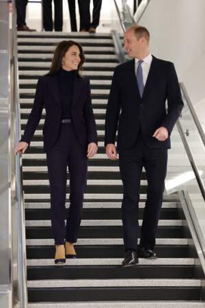 Aux côtés du prince William, Kate Middleton est élégante en bleu marine à son arrivée à l'aéroport de Boston, le 30 novembre 2022