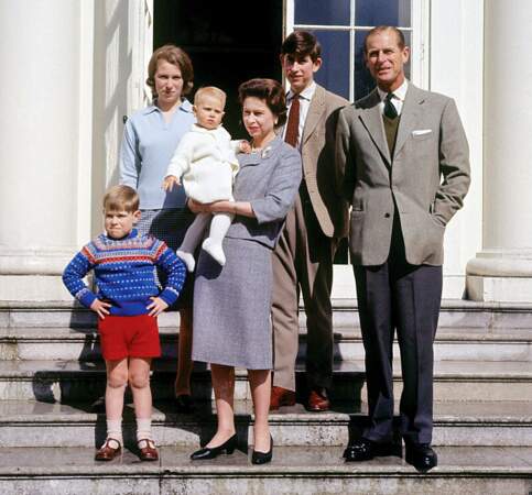 Le prince Andrew (en bleu et rouge), à la naissance de son petit frère Edward, en 1964.