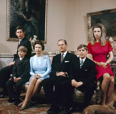 Le prince Andrew en costume (à droite), pour une photo familiale officielle.
