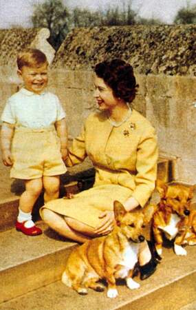 Le prince Andrew avec sa mère, la reine Elisabeth II d’Angleterre.