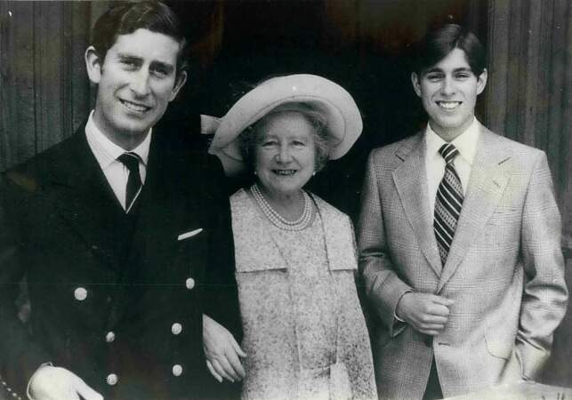 La reine mère à Windsor, avec deux de ses petits-fils, SAR le PRINCE CHARLES, à gauche, et SAR le PRINCE ANDREW, en 1975.