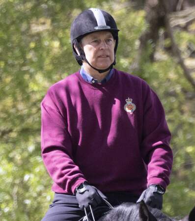 Le prince Andrew, duc d’York au château de Windsor pour faire une promenade à cheval avec deux palefreniers, au Royaume Uni, le 7 mai 2021.
