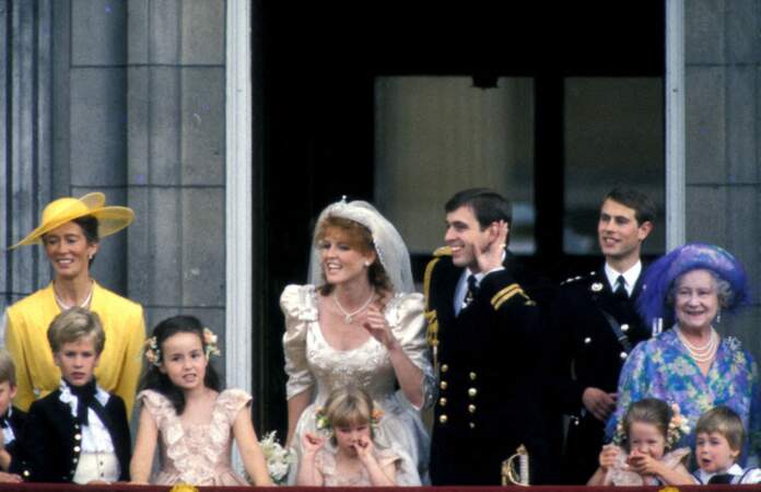 Le prince Andrew et sa femme Sarah Ferguson lors du salut au balcon le jour de leur mariage entourés de Peter Phillips, sa soeur Zara Phillips, Prince Edward, duc de Kent, la reine mère, le prince William au palais de Buckingham à Londres le 23 juillet 1986.