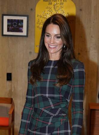 Kate Middleton opte pour une robe midi de la griffe anglaise, Burberry, le 30 novembre 2022