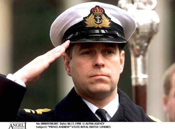 Le prince Andrew en uniforme.