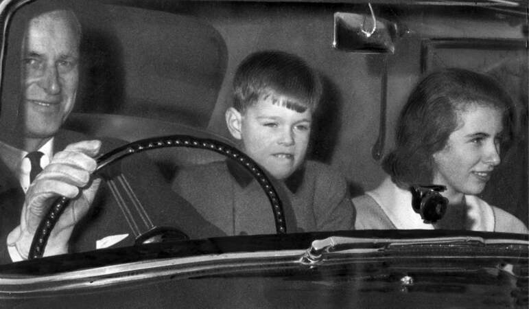 Le prince Philip, duc d'Edimbourg, avec le prince Andrew âgé de 4 ans, ainsi qu'avec Anne, en chemin pour la célébration de Noël au château de Windsor, le 24 décembre 1964.