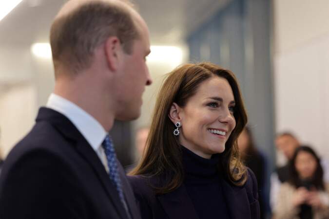 Élégante, Kate Middleton avait adopté un look de femme d'affaires avec un superbe costume bleu nuit