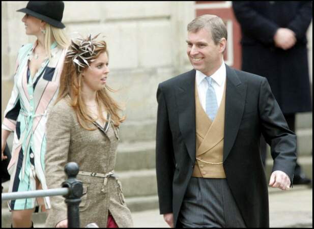 Le prince Andrew et sa fille Beatrice au mariage du prince Charles et de Camilla en 2005.