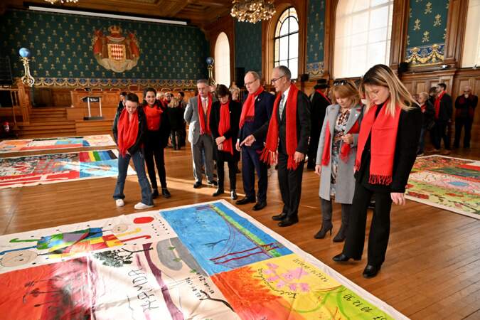 Le prince Albert II de Monaco et sa nièce Camille Gottlieb prennent le temps de découvrir le travail sur toile des artistes rendant hommage aux victimes du SIDA, le 1er décembre 2022