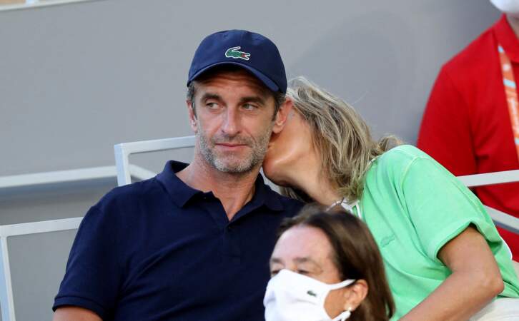 Karin Viard et Manuel Herrero dans les tribunes de Roland Garros à Paris, le 11 juin 2021.