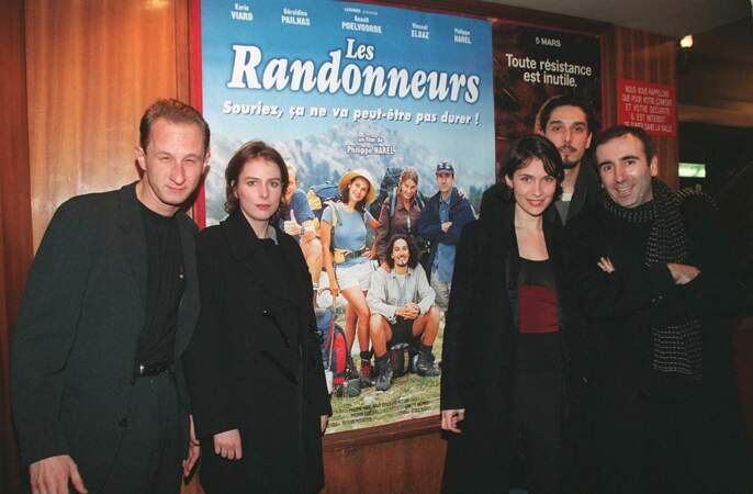 Karin Viard, en compagnie de Benoît Poelvoorde, Vincent Elbaz, Géraldine Pailhas et Philippe Harel, lors de la première du film "Les randonneurs", le 25 février 1997.