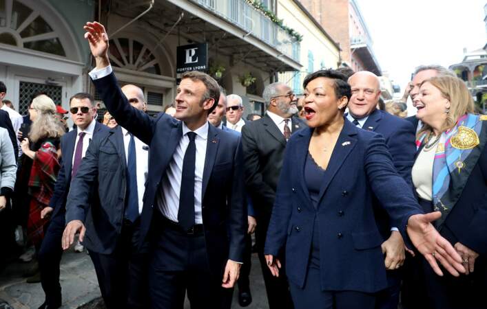 Le président français Emmanuel Macron et sa femme Brigitte arrivent à La Nouvelle-Orleans, accueillis par la maire de la ville LaToya Cantrell, à l'occasion de leur voyage officiel aux Etats-Unis., le 2 décembre 2022 