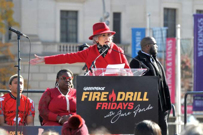 Ce vendredi 2 décembre, l’actrice Jane Fonda, âgée de 84 ans, a fait un discours à l’occasion de la manifestation Fire Drill Fridays à Wahington DC. En septembre dernier, l’activiste écologiste a révélé qu’elle souffrait d’un lymphome. Dans un entretien accordé au média dcist, paru ce vendredi, la vedette de Grace et Frankie a déclaré : «  Je vais passer le restant de [ma vie] à essayer de faire face à la crise climatique. »