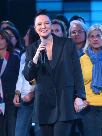 La chanteuse Anne Sila sur le plateau de la 36ème édition du Téléthon, diffusée sur France Télévisions.