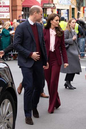 Le prince et la princesse de Galles assortis en magenta pour leur arrivée au centre Roca à Chelsea dans le Massachusetts, ce 1er décembre 2022